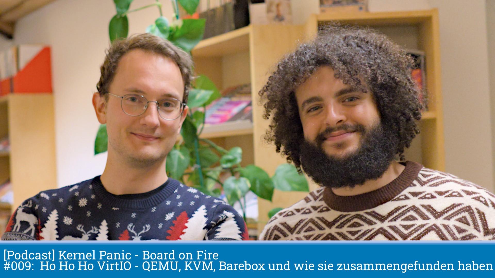 Portrait von Leonard und Ahmad vor einem Bücherregal.